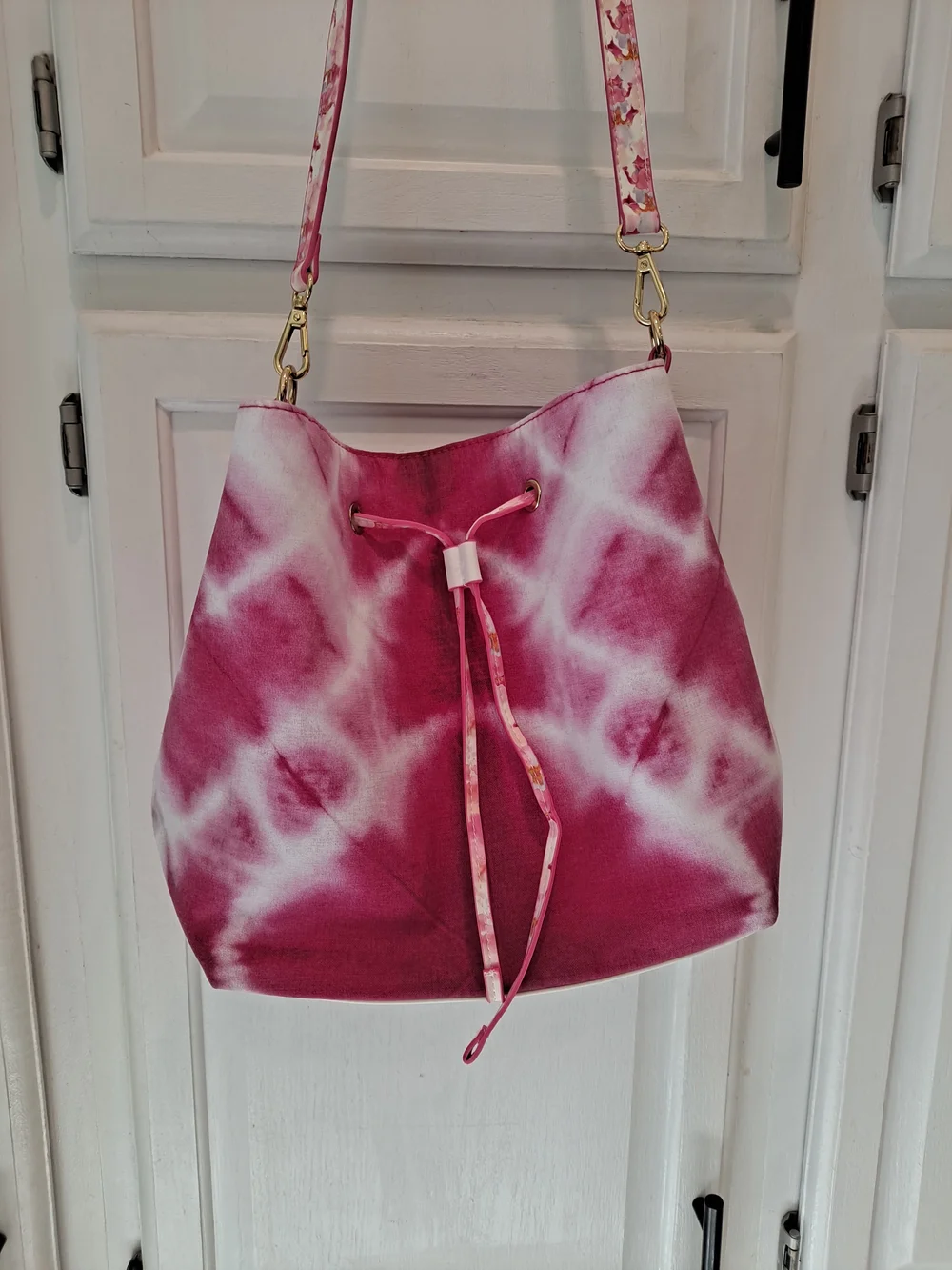 Estee Lauder Pink White Tie-Dye Cotton Poly Bucket Drawstring Hobo Tote Bag